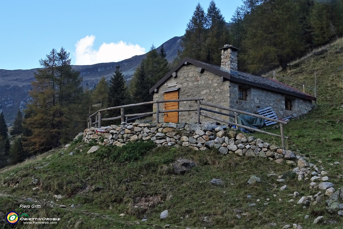 95 Passaggio alla Baita Cassiopea (1792 m) da poco ristrutturata.JPG